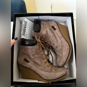 Women’s wedge boot (size 8.5) *NEW*